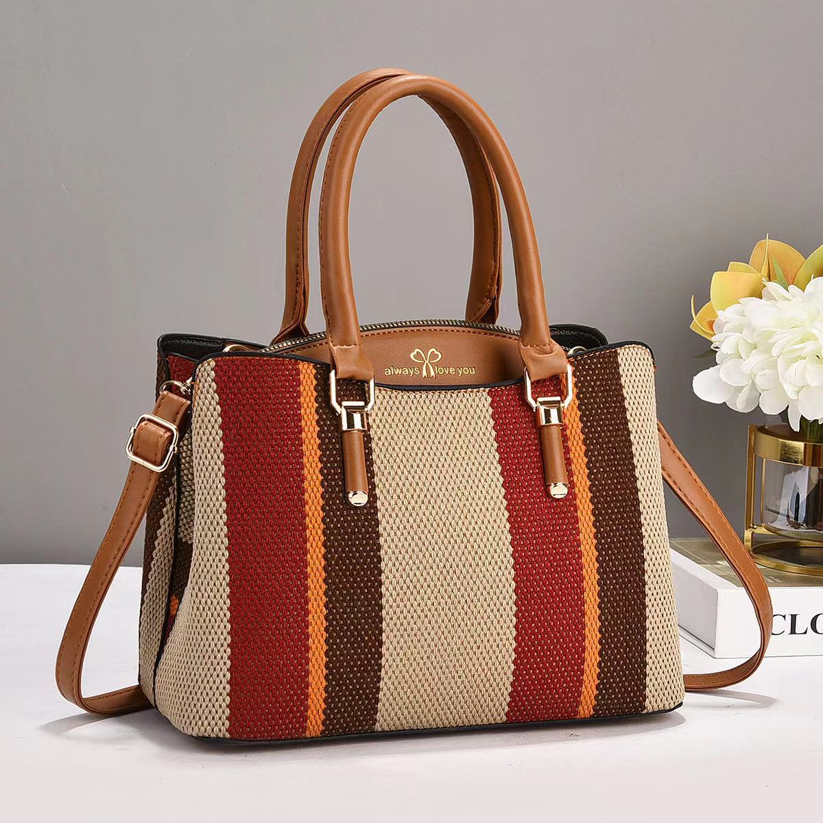 This large-capacity women's commuter handbag is a new 2024 trendy and popular tote bag. It's a large single-shoulder bag for work Specification drawing