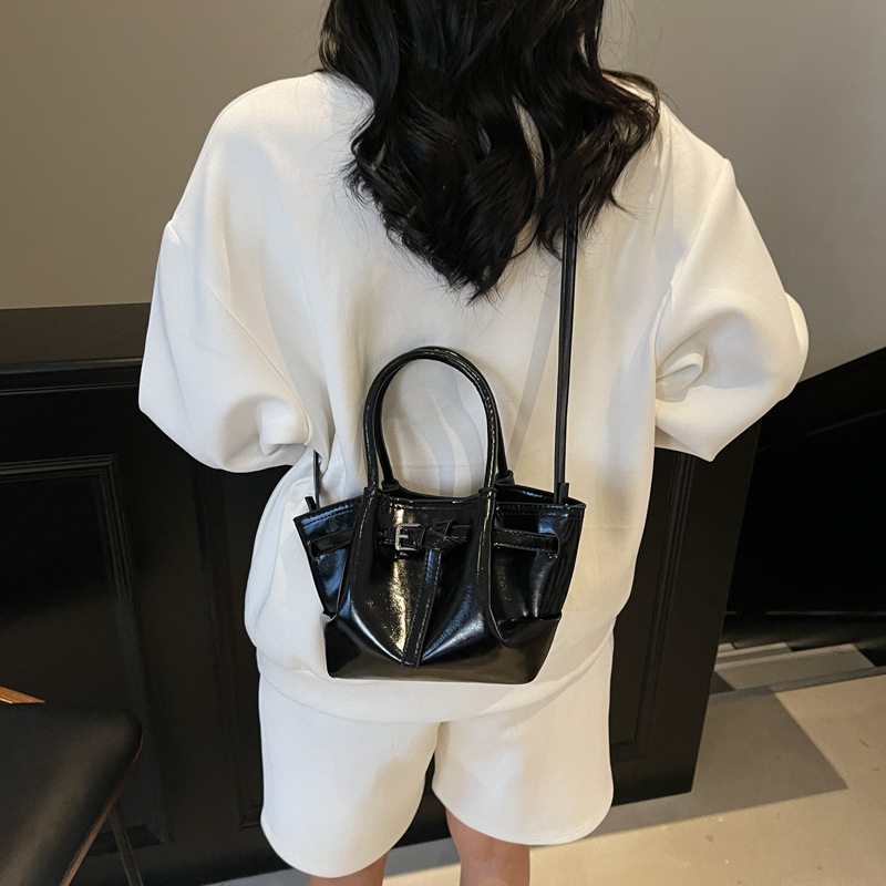 A niche, versatile and stylish hand-held bucket bag for women, a Korean style single-shoulder bucket bag, a new 2025 casual crossbody bag details Picture