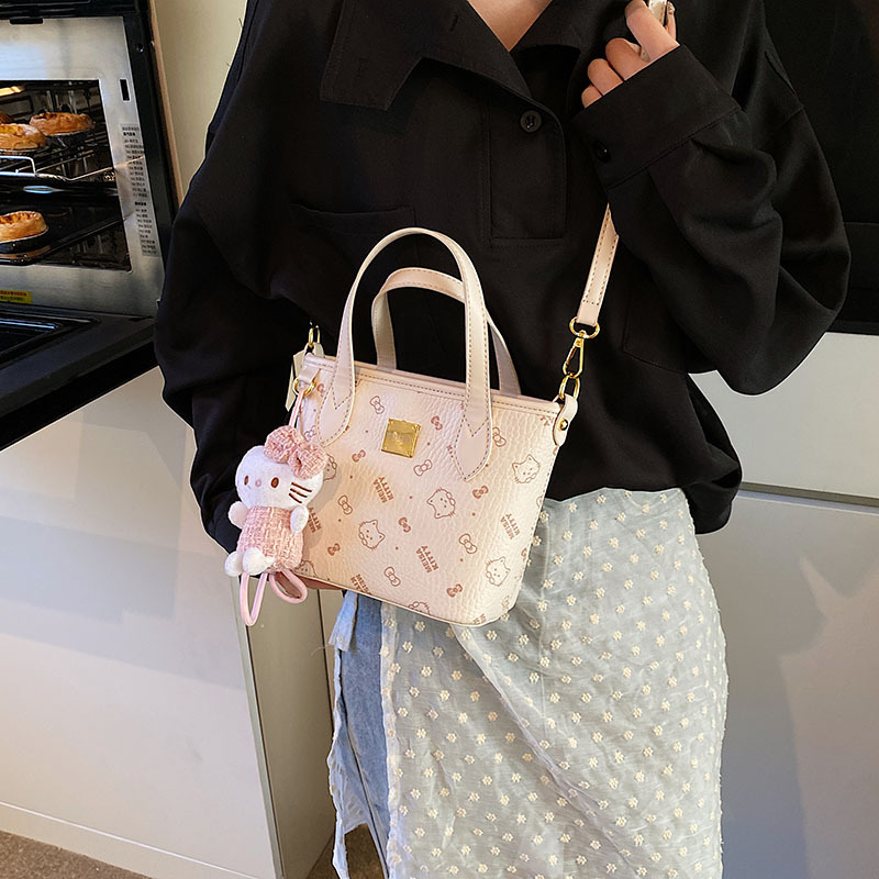 Simple and casual hand-held small bag for women, 2025 new style fashionable bucket bag for work and commuting, versatile single-shoulder crossbody bag Application Scenario