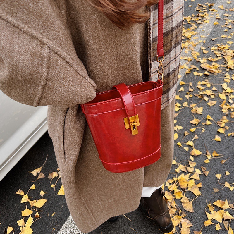 High-end oil wax leather bucket bag for women, 2024 new retro, trendy, simple and versatile single-shoulder crossbody bag for women Application Scenario