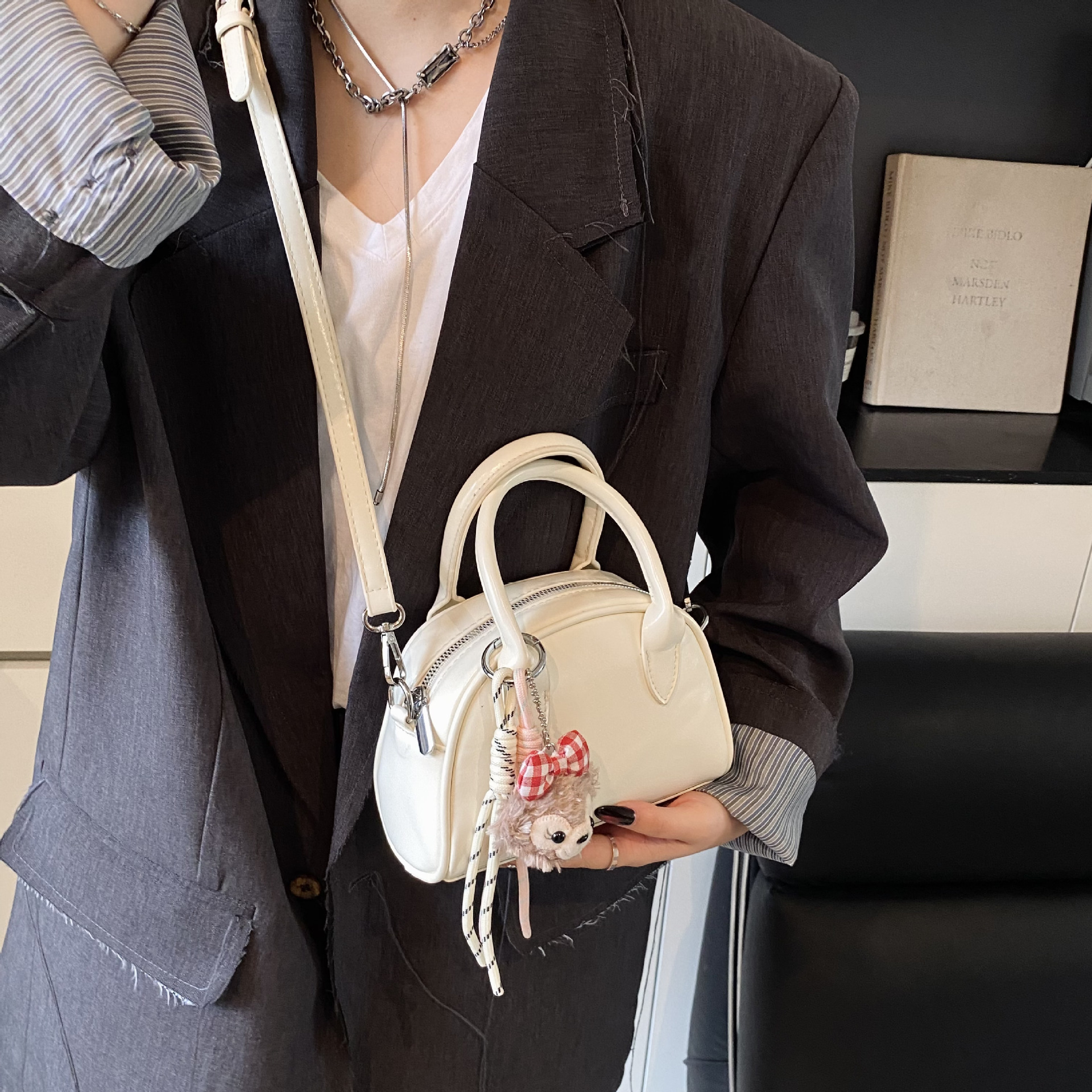 High-end and stylish small bag for women, 2025 new spring versatile crossbody bag, fashionable and simple hand-held bowling bag Specification drawing