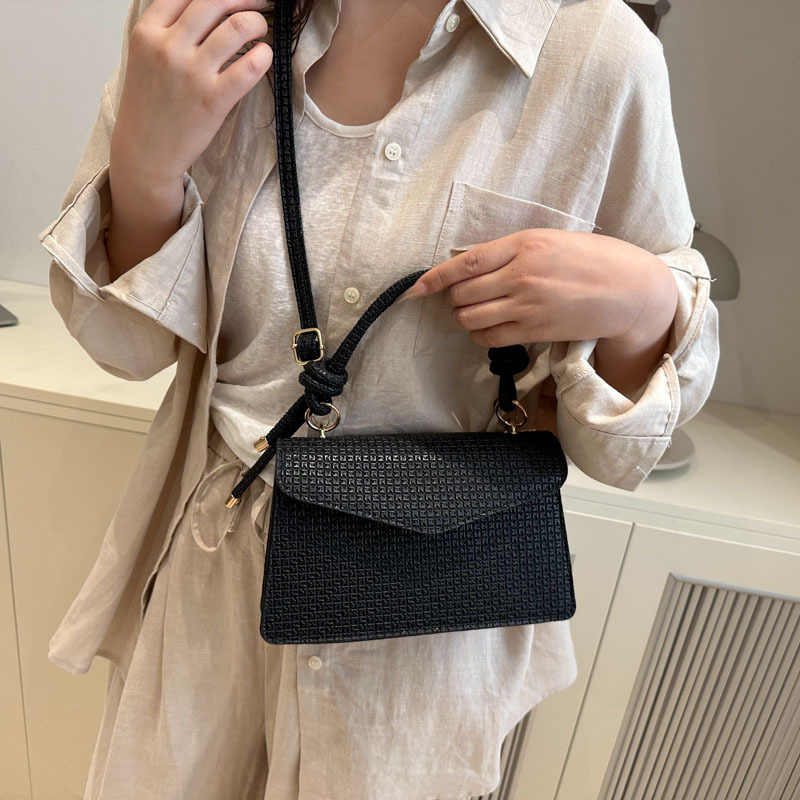 This high-end and stylish handbag is a new Spring/Summer 2025 fashion and versatile ins single-shoulder crossbody small square bag for women Specification drawing
