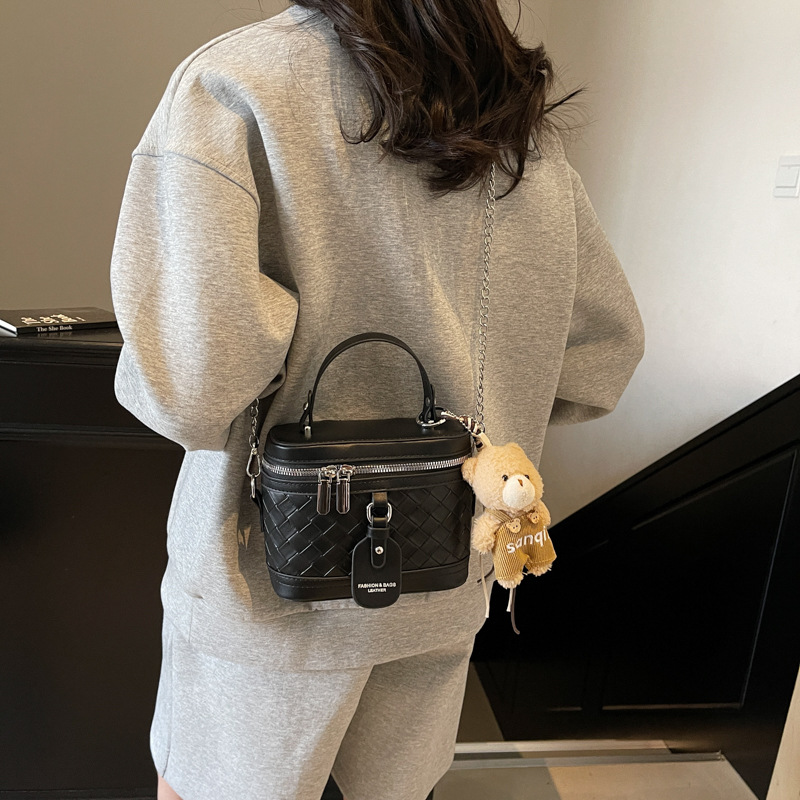 The 2025 new simple, fashionable and casual hand-held box bag is a high-end, niche, versatile and stylish single-shoulder crossbody bag for women Application Scenario