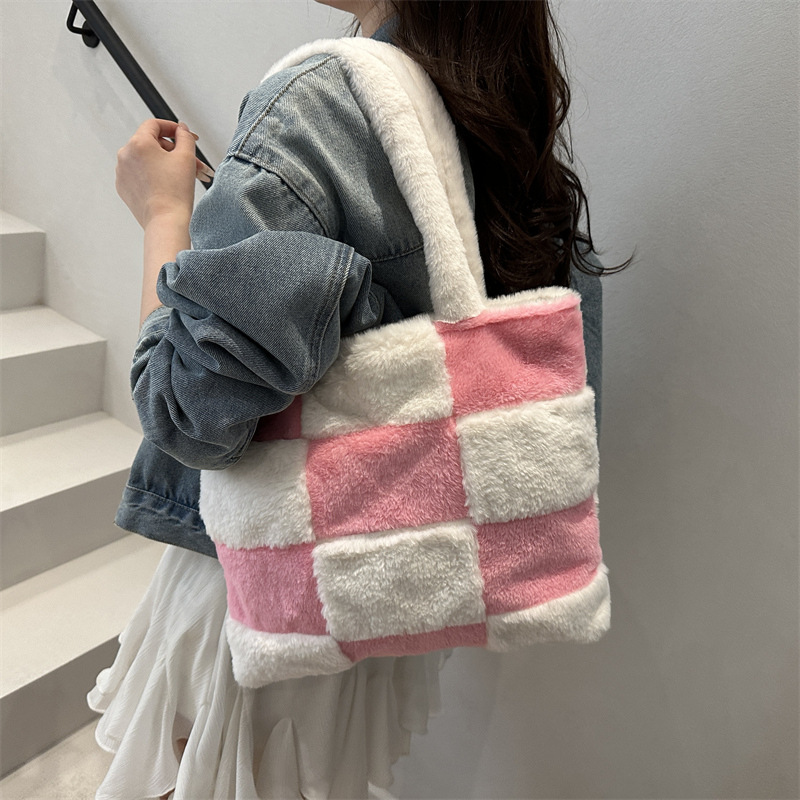 Sweet plush checkered large-capacity single-shoulder bag, crossbody bag, women's quality commuter tote bag, handbag Specification drawing