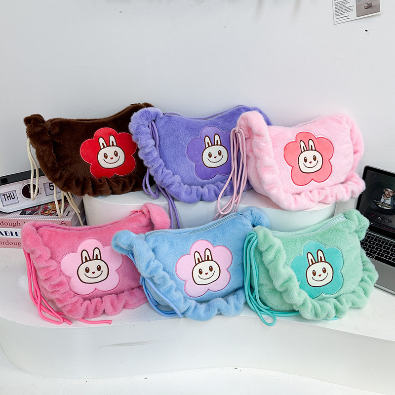 A new cartoon plush hand-held armpit bag with a pull-out dual-purpose plush toy, a cute and girlish loose change crossbody full figure
