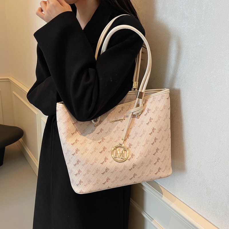 The 2024 new Korean-style trendy tote bag for women, simple and casual with a large capacity single-shoulder bag, is a versatile commuter bag for women Application Scenario