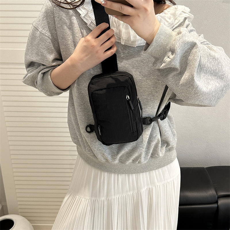 A new cross-border fashionable small backpack for women, a mini, lightweight and simple crossbody bag for sports and running, and a single-shoulder mobile phone bag Specification drawing