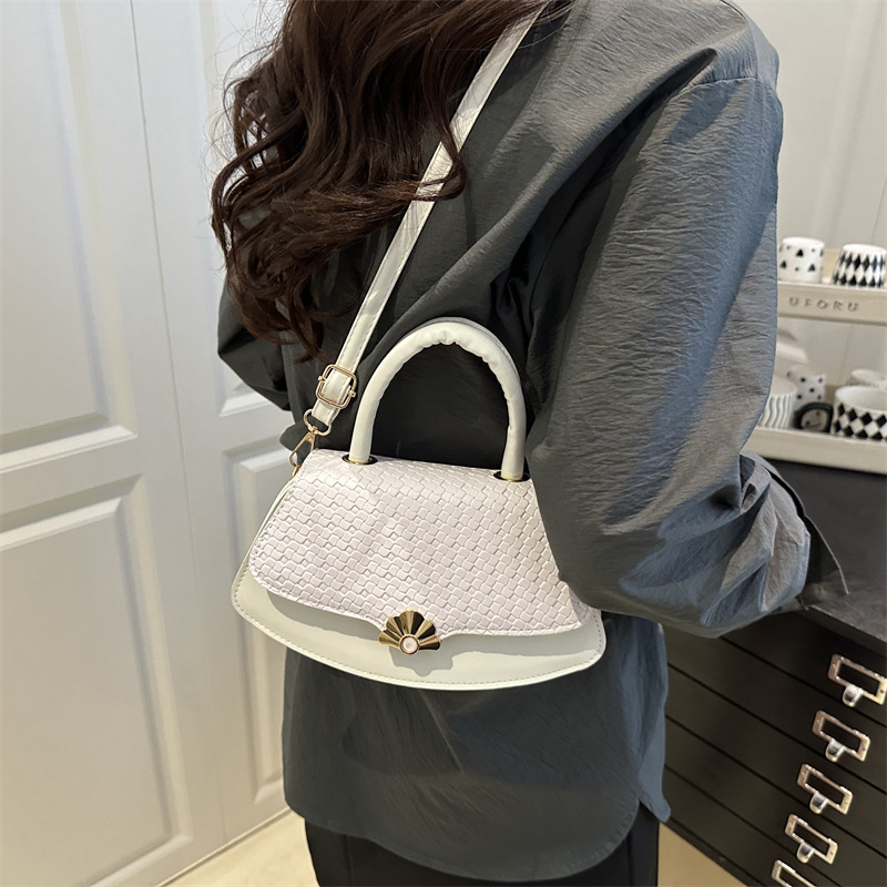 A simple, high-end and stylish new style for the summer of 2025, a versatile and fashionable single-shoulder crossbody small square bag for women details Picture