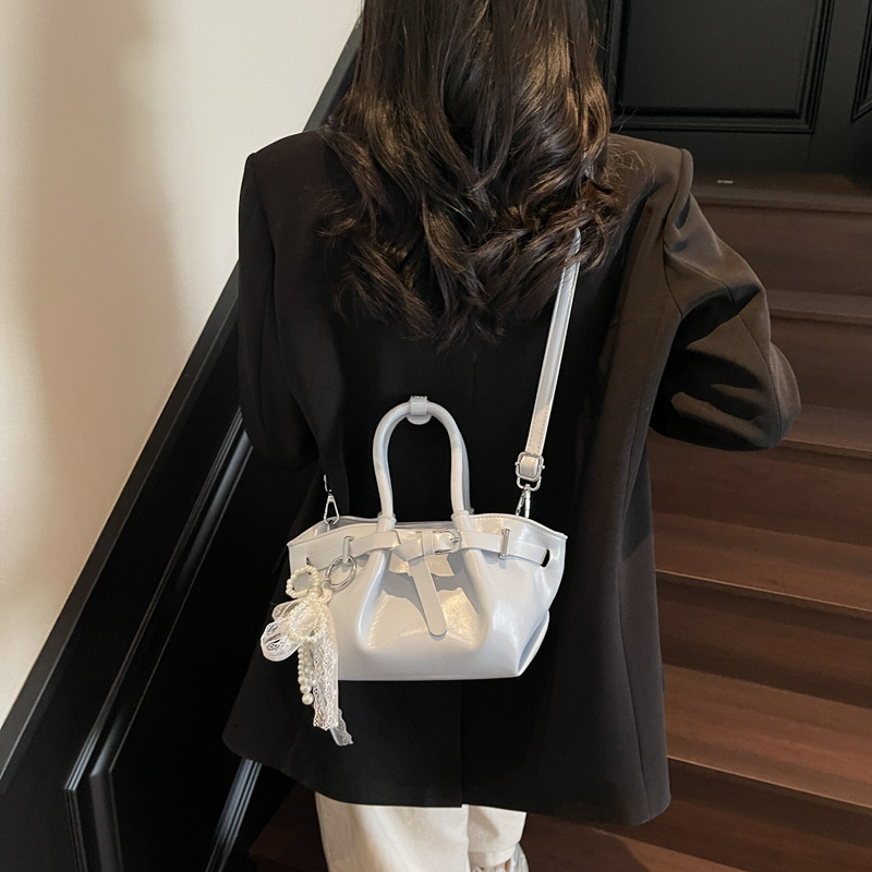 Simple and casual handbag for women, 2025 new Korean style, high-end and fashionable bucket bag, commuting single-shoulder crossbody bag Application Scenario