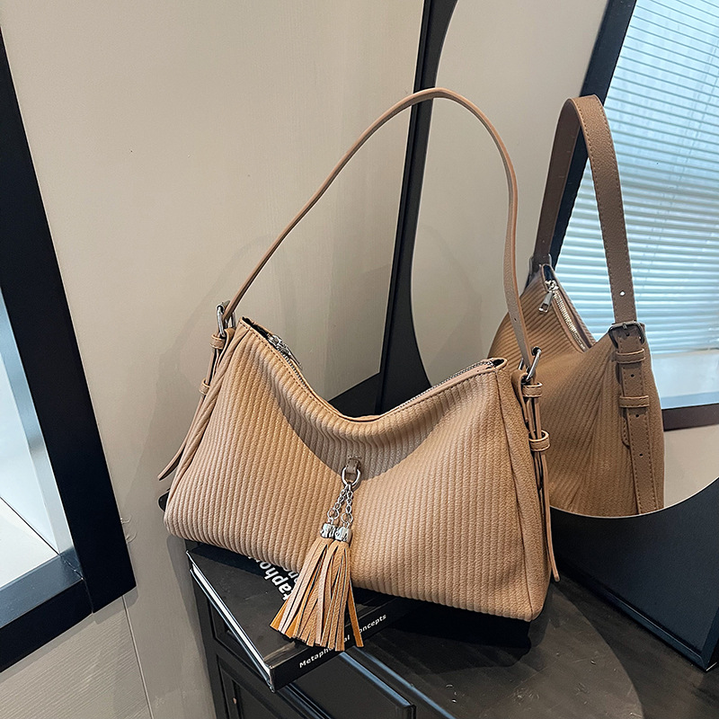 Korean minimalist single-shoulder tote bag 2024 new style, fashionable fringed, niche, large capacity, crossbody, elegant commuting bag for women details Picture