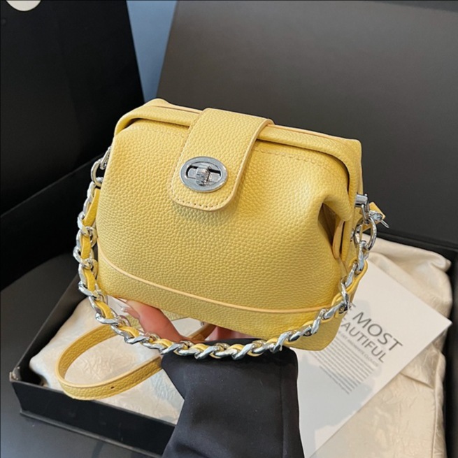 A new, simple and sophisticated single-shoulder crossbody bag for women in the Spring/Summer 2025 style of Korean Instagram trendy fashion full figure