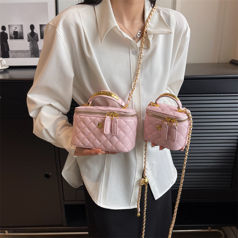 The diamond-patterned embroidered thread small bag for women, a new summer bestseller in 2025, is a chain crossbody bag that is extremely fashionable and popular details Picture
