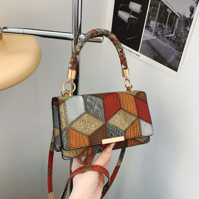 This retro texture patchwork color-blocking small square bag is a stylish and versatile single-shoulder bag for the 2024 autumn collection, as well as a commuter crossbody bag full figure