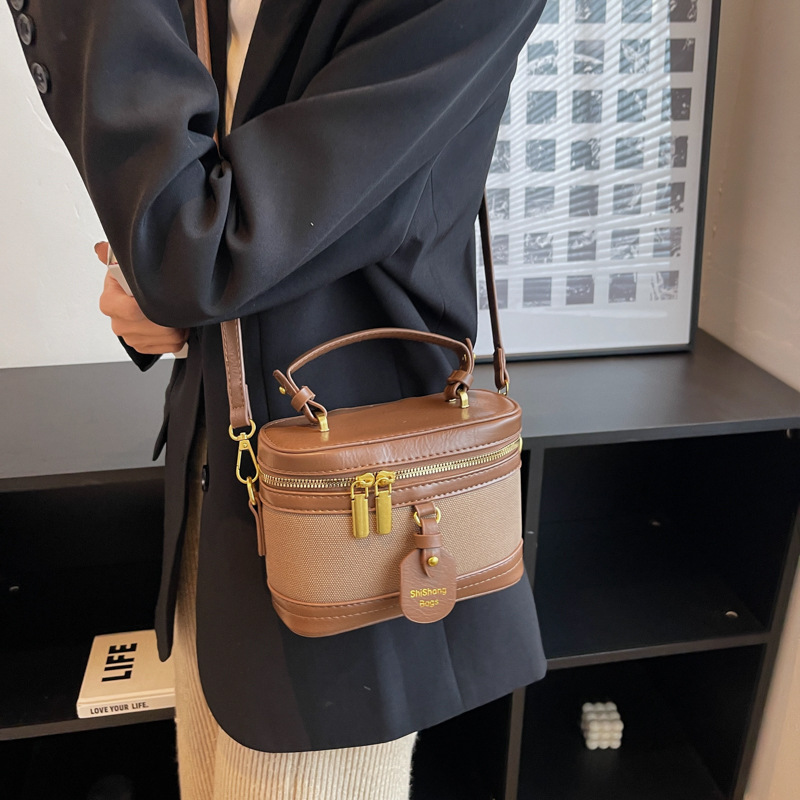 High-end and niche design hand-held box bag for women 2025 new style, fashionable color contrast, versatile and trendy single-shoulder crossbody bag details Picture