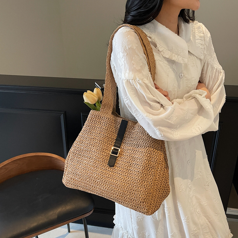 Niche design versatile woven bag for women 2025 New summer fashion large-capacity commuter straw woven bag Tote bag Application Scenario