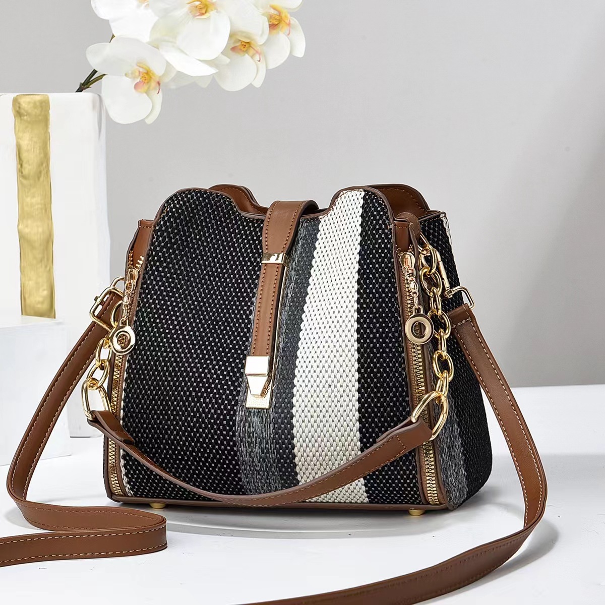 Bag Girl 2024 New style fashionable bucket bag for women, summer versatile crossbody bag, student hand-held shoulder bag delivery service details Picture