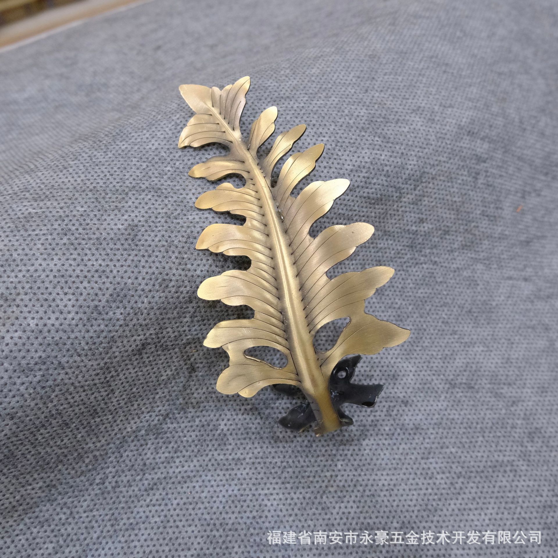 【 Yonghao Hardware 】 Cross-border supply factory direct sales of iron leaf-shaped curtain hooks, wall hooks and wall hooks wholesale Application Scenario