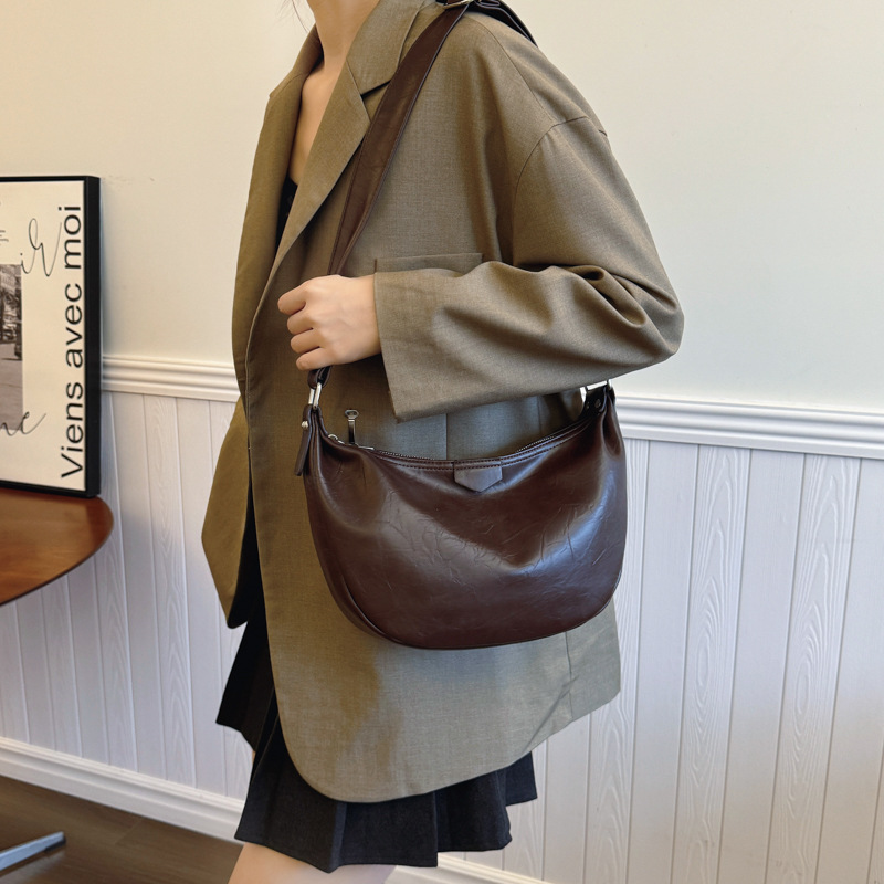 High-end large-capacity soft leather bag for women 2024 new style, trendy, simple and retro single-shoulder bag, commuting crossbody dumpling bag Application Scenario