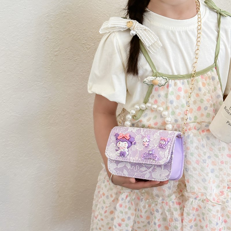 The new lace pearl bow small square bag is stylish and versatile. The chanel-style girls' crossbody bag is a trendy children's small bag full figure