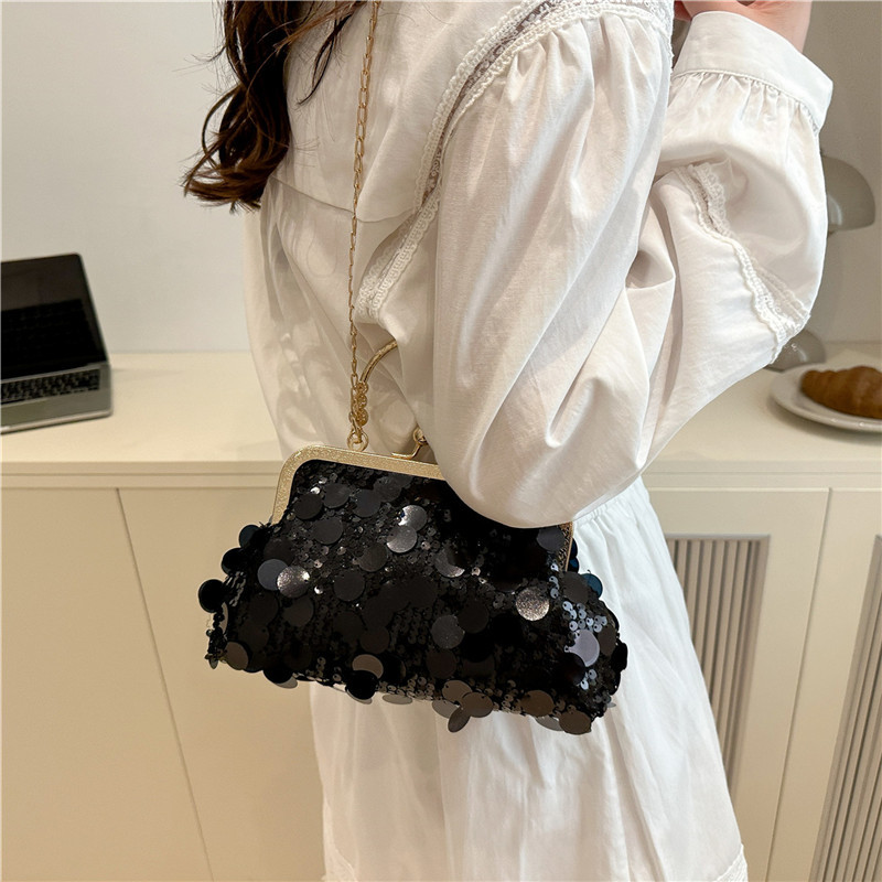 A stylish, retro and high-quality single-shoulder bag for women in 2025, a simple hand-held dinner bag and a slanted shell bag Specification drawing