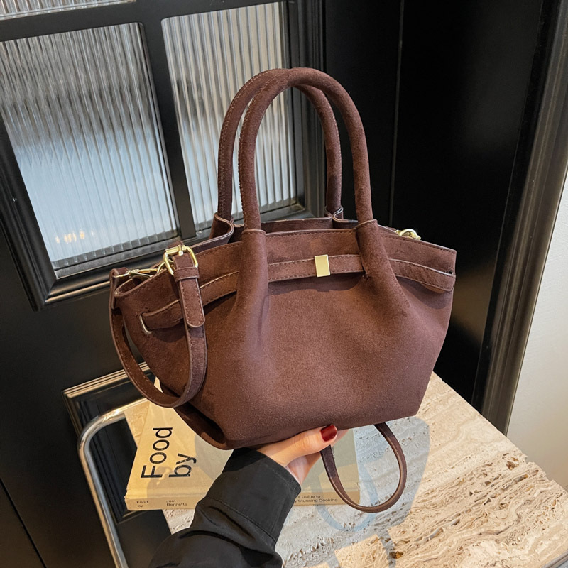 Matte retro hand-held small bag for women, 2024 new bucket bag, high-end texture, simple and casual commuting crossbody bag details Picture