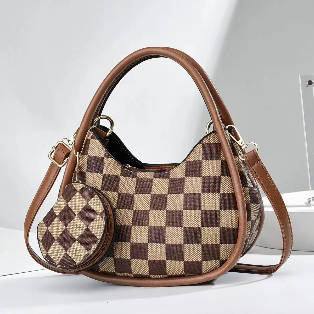 This 2023 new style of women's handbag is fashionable, simple and elegant. It's a Korean-style, trendy and retro single-shoulder, crossbody and underarm bag for women Application Scenario