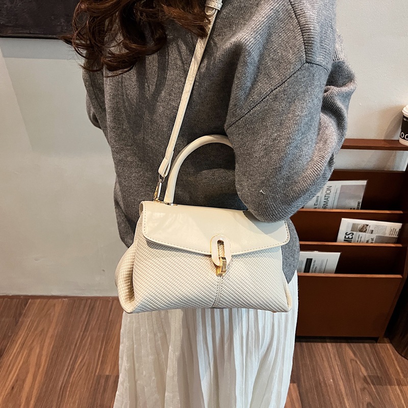 A trendy and versatile handbag for women in 2025, a stylish small square bag, and a casual single-shoulder crossbody bag Application Scenario