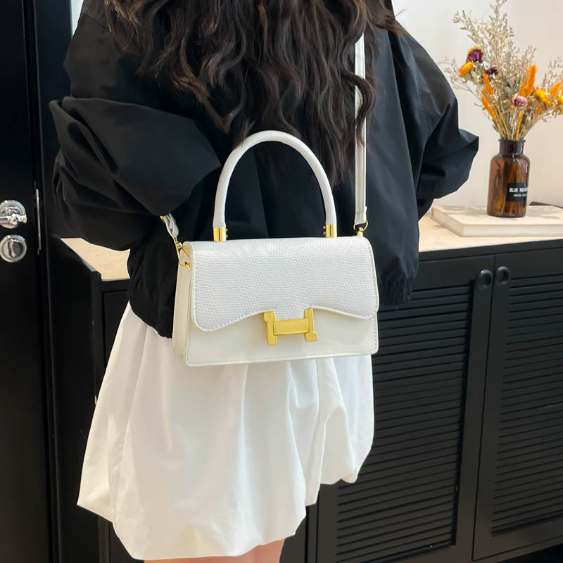 The 2025 new niche design, simple and fashionable, single-shoulder crossbody bag, and stylish small square commuting bag Specification drawing