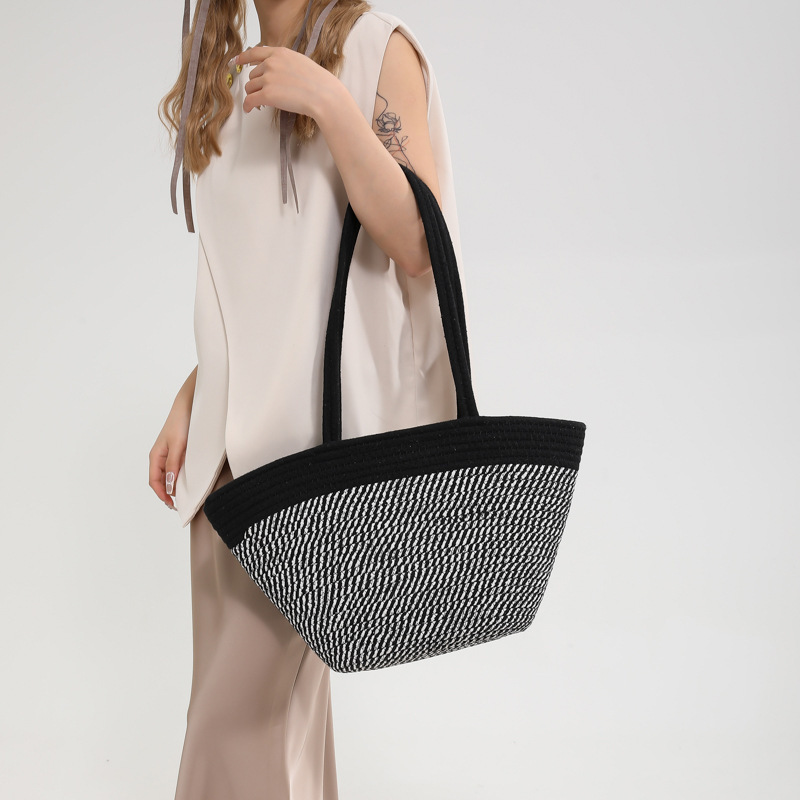 Spring trendy color-blocking straw woven bags, large-capacity bags, women's bags, 2024 new fashionable shoulder bags, woven tote bags Application Scenario