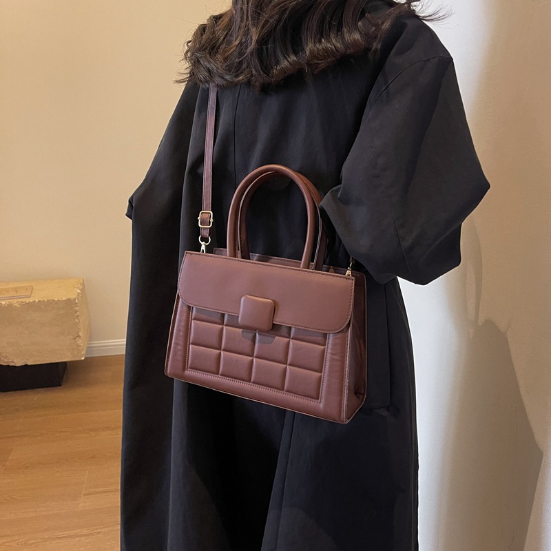 The 2023 new stylish single-shoulder bag, the checkered embossed tote bag, is a classic, fashionable and casual large-capacity handbag details Picture