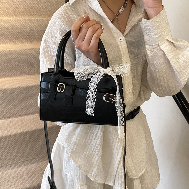 A new Korean version of a niche bag for women in 2025, featuring a stylish bow single-shoulder underarm bag and a casual, simple crossbody small square bag details Picture