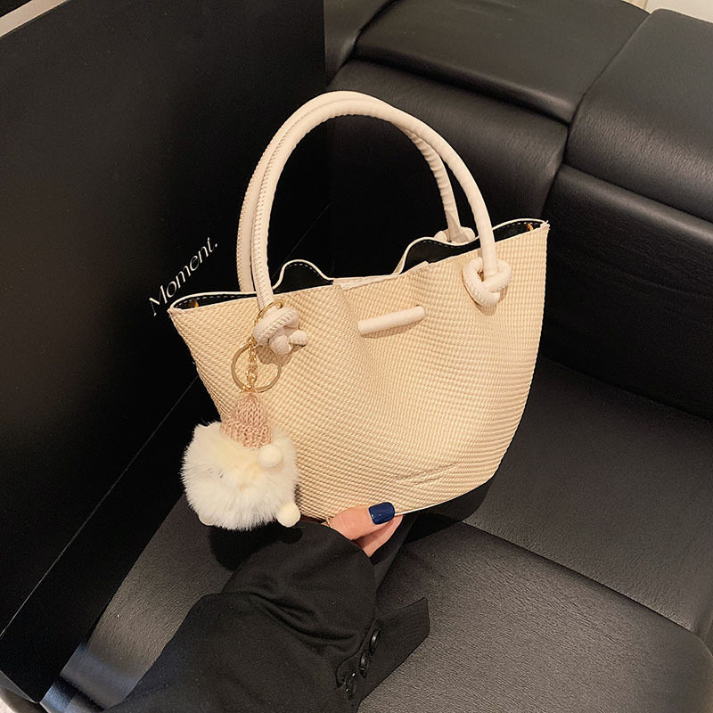 A new, niche design crossbody bucket bag for women in 2025, featuring a high-end, fashionable and stylish Korean-style commuter handbag details Picture