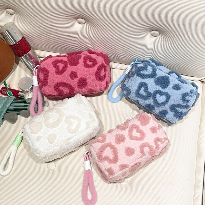 The 2025 summer new plush heart-shaped makeup small square bag is a cute and fluffy handbag, a cross-border trend Application Scenario