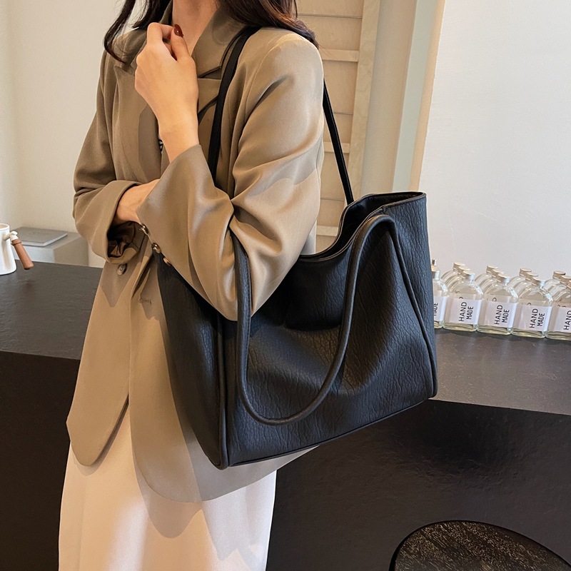 The Maillard Tote Women's 2024 new style is a trendy, high-end, single-shoulder bag with a large capacity and versatile commuting bag Application Scenario