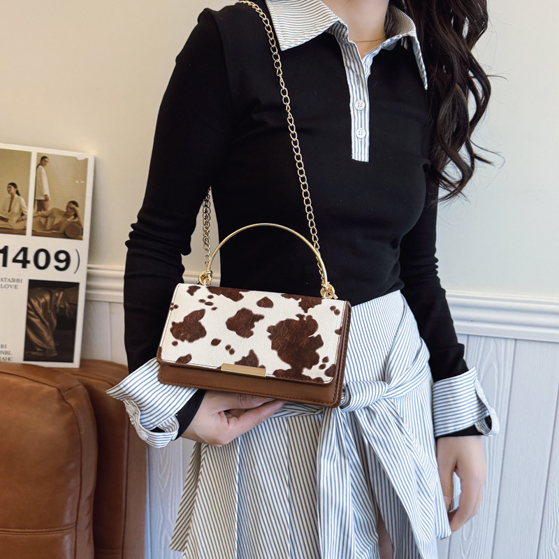 This is a retro and fashionable cow print handbag from Europe and America. It is a new style for women's summer 2025, featuring a high-quality commuting single-shoulder crossbody bag Specification drawing