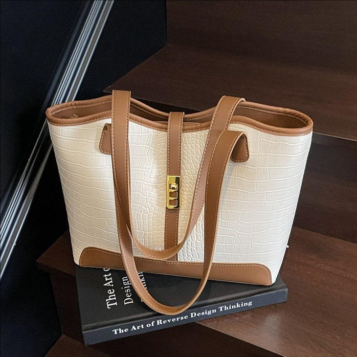 High-end crocodile-patterned large-capacity hand-held tote bag for women 2025 new style contrasting color fashionable commuting single-shoulder armpit bag full figure