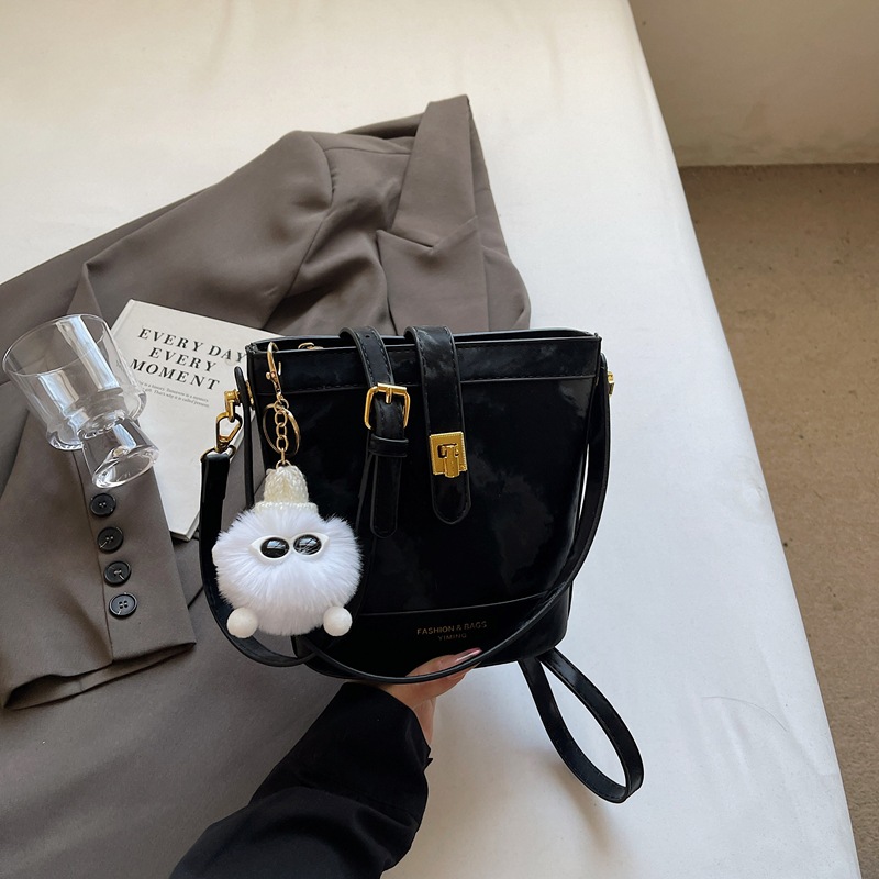 High-end hand-held bucket bag for women, new Korean-style simple and casual single-shoulder bag, 2025, niche design trendy women's bag Application Scenario