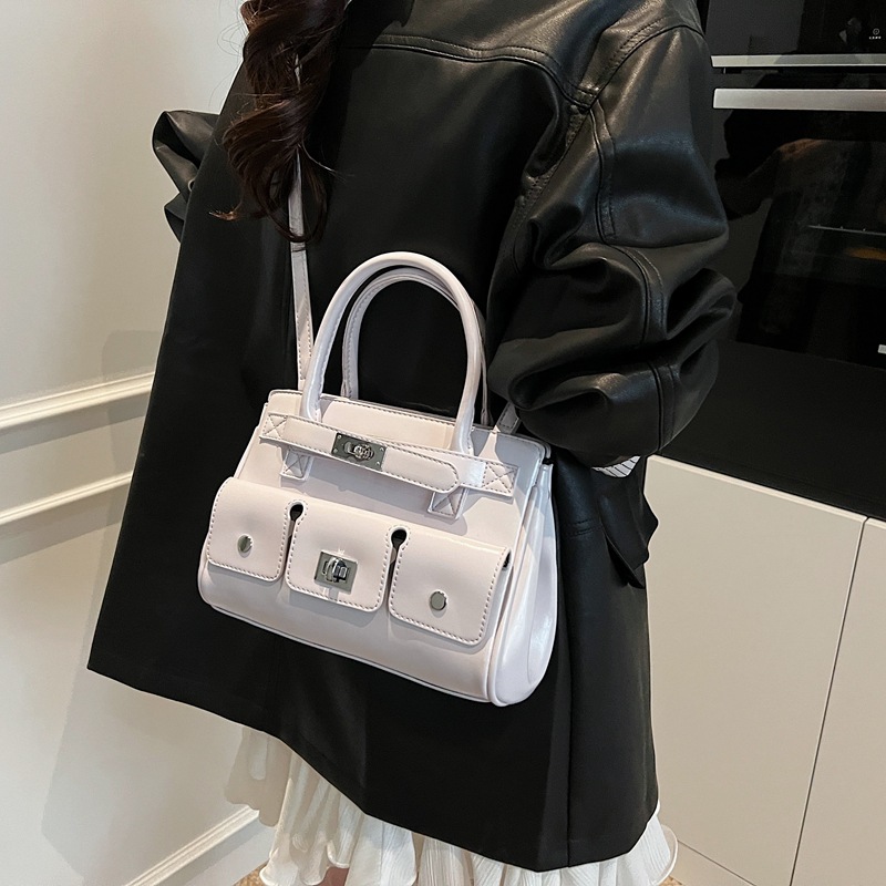 Cross-border fashion, stylish and light luxury handbag for women, 2025 new style, retro and high-end commuting single-shoulder crossbody bag Application Scenario
