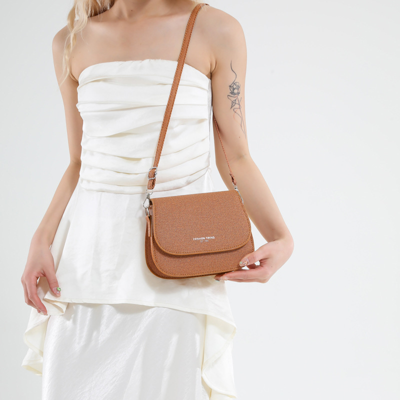 Women's crossbody bag saddle bag 2025 New style trendy girls Spring simple, fashionable, trendy and stylish single-shoulder small bag for women details Picture
