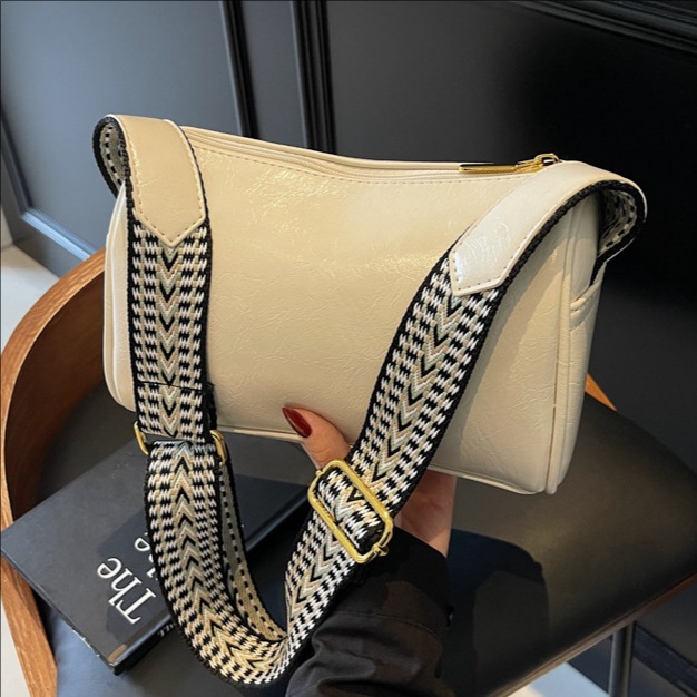 The new Spring/Summer 2025 high-end single-shoulder bag, trendy and fashionable crossbody bag, versatile, casual and large-capacity commuting bag full figure