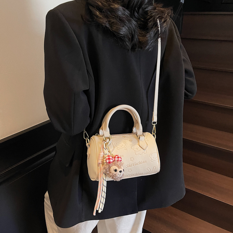 The 2025 new stylish color-blocking, versatile embossed hand-held pillow bag is a high-end, stylish and casual single-shoulder crossbody bag for women Application Scenario