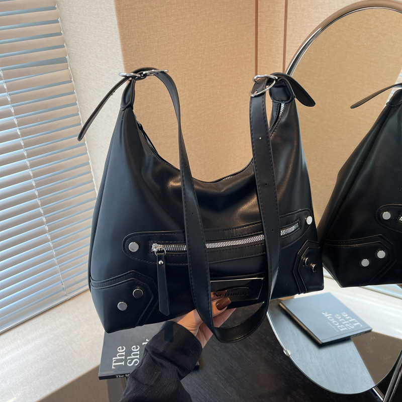Large-capacity wide shoulder strap single-shoulder bag, 2025 new style fashionable and trendy rivet tote bag, high-end soft leather underarm bag Application Scenario