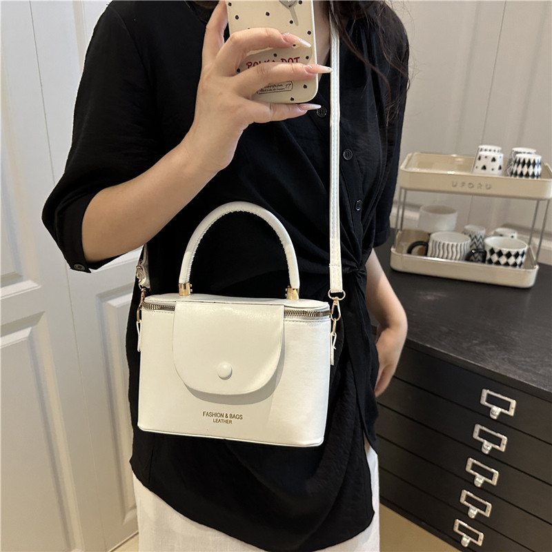 A trendy Korean-style high-end hand-held box women's bag 2025, a new cross-border fashion and versatile single-shoulder crossbody small square bag Specification drawing