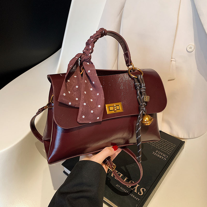 High-end and simple small bag for women 2025, a fashionable new hand-held small square bag, stylish and versatile for commuting, a crossbody small square bag Application Scenario