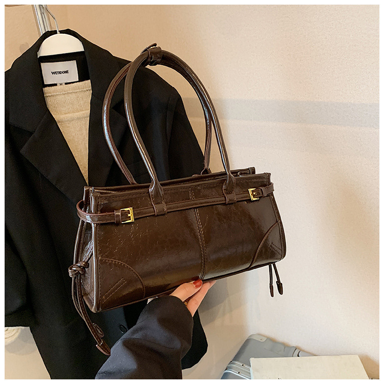 A new 2024 women's handbag, a high-end commuting and casual tote bag, and a retro oil-wax leather hand-held underarm bag details Picture