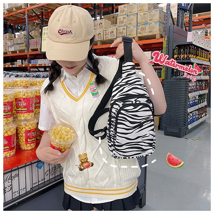 Trendy printed canvas small bag, trendy check pattern, fresh and cute girl's chest bag, fashionable for going out, mobile phone, coin purse Application Scenario
