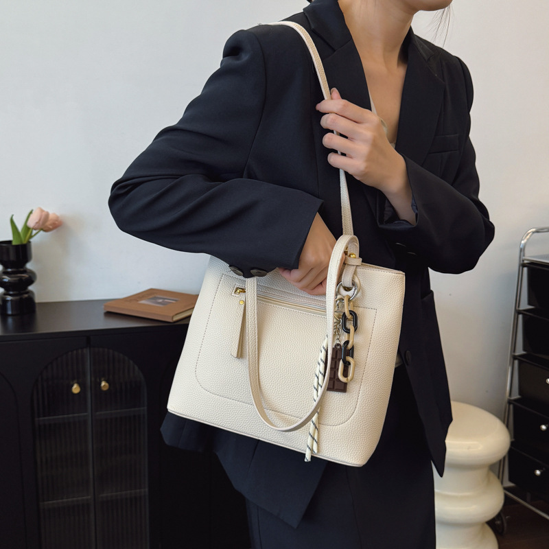 The 2025 new high-end quality, trendy and stylish hand-held bucket bag features a niche design, is fashionable and simple, and is a casual single-shoulder bag details Picture