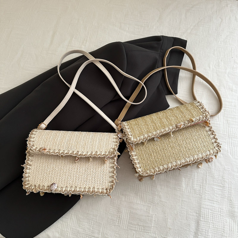 Bag Girl 2025 New style straw woven bag, elegant chain single-shoulder crossbody bag, personalized seaside vacation small square bag Application Scenario