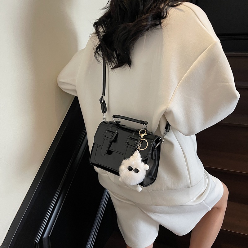 A high-end and stylish small handbag for women in 2025, a trendy and fashionable hand-held small square bag with a striking color contrast and a single-shoulder crossbody Application Scenario