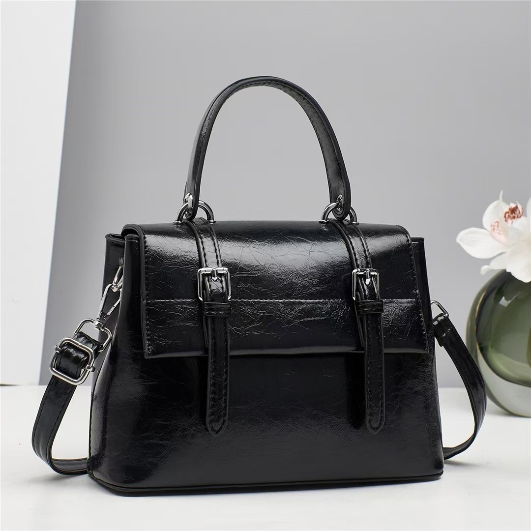 Retro college-style handbag, large-capacity cross-border messenger bag, high-end small square bag, trendy new commuter women's bag Application Scenario